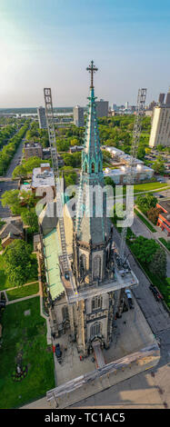 Detroit, Michigan - Kirchturm Instandsetzung im St. Joseph Kapelle Katholische Kirche. Der Kirchturm wurde in einem Sturm 2016 beschädigt. Die Kirche wurde von Detroit talle Stockfoto