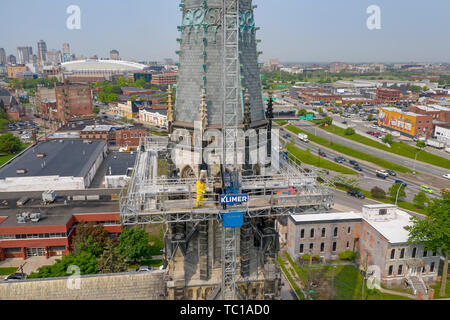 Detroit, Michigan - Kirchturm Instandsetzung im St. Joseph Kapelle Katholische Kirche. Der Kirchturm wurde in einem Sturm 2016 beschädigt. Arbeitnehmer aus Detroit Gesims ein Stockfoto