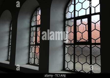 Windows mit Metallstangen in Form von Waben. Stockfoto