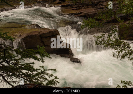 Eine Nahaufnahme von einem wunderschönen Wasserfall Schnitte durch die Felsen am Maligne Canyon, Jasper National Park, Kanada, kurze Exposition die Macht der zu erfassen Stockfoto