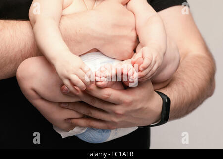 Vater kleines Baby in Händen halten und küssen kid Stockfoto