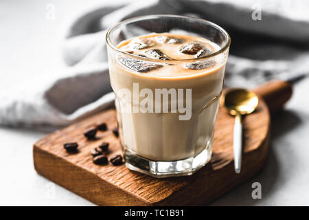 Eis Kaffee trinken in Glas. Detailansicht. Süße kalten Kaffee Stockfoto