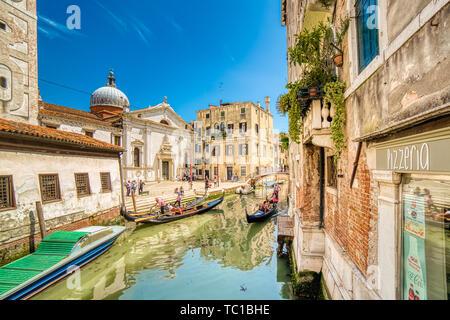 VENEZIA, Italien - 31. MAI 2019: Touristen, die in der Stadt und genießen die Fahrt mit Gondeln vorbei in Rio del Mondo Novo typische Wasser Kanal von Venedig Stockfoto