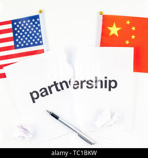 Kreative, oben flach von China und USA-Flagge und zerbrochenen Partnerschaft Vertrag mit Stift und kopieren Sie Speicherplatz auf weißem Hintergrund im minimalistischen Stil. Konzept Stockfoto