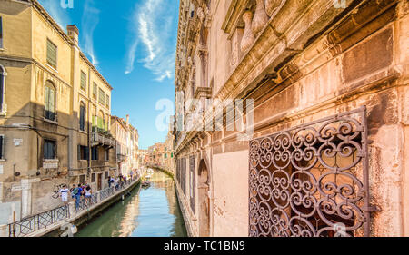 VENEZIA, Italien - 31. MAI 2019: Touristen, die in der Stadt und genießen den Blick auf Wasser fließt in Rio Marin, Wasser Kanal von Venedig entlang Fondame Stockfoto