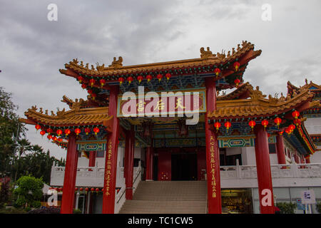 Thean Hou Tempel mit Laterne für das chinesische Neujahrsfest bei Sonnenaufgang und goldenen Stunde eingerichtet, Stockfoto