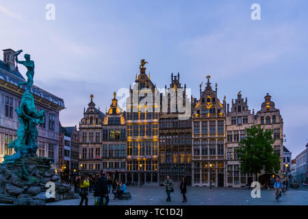 Denkmal Skulptur mit historischen Gebäuden in der Stadt grotemarkt von Antwerpen, Antwerpen, Belgien, 23. April 2019 Stockfoto