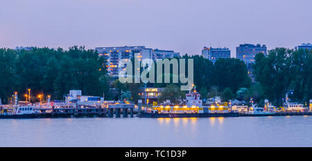 Zeescouts Gebäude mit vielen beleuchteten Boote abends im Hafen von Antwerpen, Antwerpen, Belgien, 23. April 2019 Stockfoto