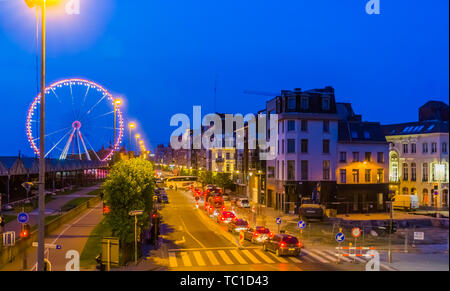 Die Straßen in der Stadt an der flämischen Kai von Antwerpen Stadt beleuchtet bei Nacht, Autos auf der Straße, Antwerpen, Belgien, 23. April 2019 Stockfoto