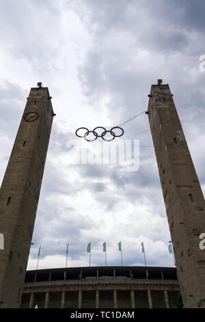 Olympische Ringe Symbol hängt über dem Olympiastadion von 1936 in Berlin, Deutschland, dramatische Wolken Himmel Hintergrund Stockfoto