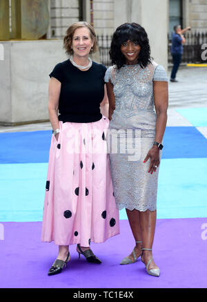 Kirsty Wark und Brenda Emmanus die Teilnahme an der Königlichen Akademie der Künste Sommer Ausstellung Vorschau Party im Burlington House, London statt. Stockfoto