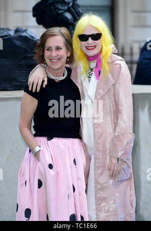 Kirsty Wark und Pam Hogg die Teilnahme an der Königlichen Akademie der Künste Sommer Ausstellung Vorschau Party im Burlington House, London statt. Stockfoto