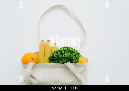 Frisches Gemüse in einem Leinensack für Shopping. Eco Lifestyle, null Abfall Konzept. Kein Plastik leben. Gesunden Bio-bananen, Salat. Stockfoto