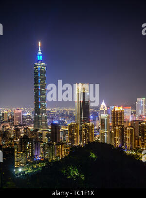 Nacht Blick auf den Präsidentenpalast, 101 Gebäude, Liberty Square in Taipei, Taiwan von Ende November bis Anfang Dezember 2018 Stockfoto