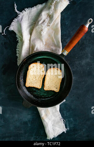 Ansicht von oben braten Brot Toast in die Pfanne geben, den Prozess des Kochens schnelle Snacks, Frühstück oder Mittagessen Stockfoto