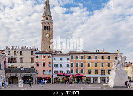 Portogruaro, Venetien Italien - Mai 22, 2019: Stadtbild von Portogruaro mit Dom St. Andrea, das Rathaus und das WWI-Denkmal auf der Piazza della Repubblica. Stockfoto