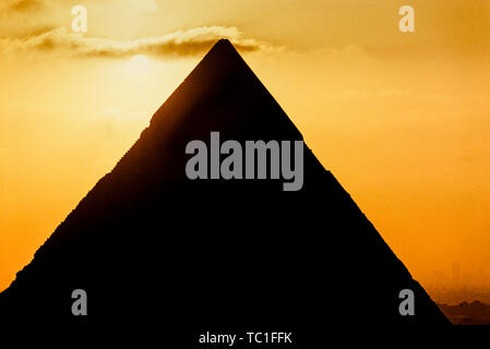 Foto: © Simon Grosset. Die Giza Pyramiden komplex, oder in der Nähe der Nekropole von Gizeh, Kairo, Ägypten. Die Große Pyramide von Gizeh, eines der sieben Weltwunder eine Stockfoto