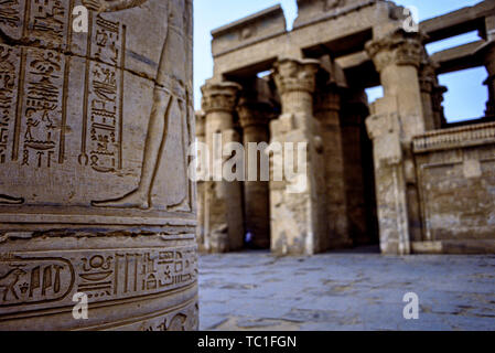 Foto: © Simon Grosset. Der Tempel von Kom Ombo, in der Nähe von Aswan, Ägypten. Spalte mit relief Dekoration und Hieroglyphen. Archiv: Bild aus einer digitalisierten Stockfoto