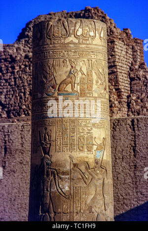 Assuan, Ägypten. Die Überreste von einem verzierten Säule oder Spalte am Tempel von Kom Ombo. Foto: © Simon Grosset. Archiv: Bild von einem ursprünglichen digitalisiert Stockfoto