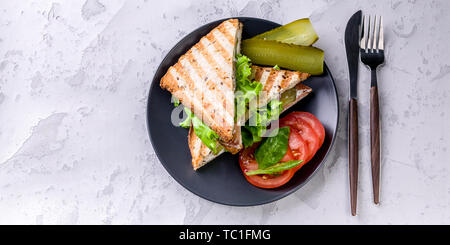 Essen banner leckere Sandwiches mit Rindfleisch, Salat und Käse auf einem Schild auf einen konkreten Hintergrund. Stockfoto