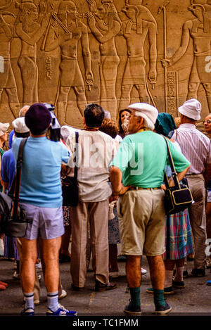 Assuan, Ägypten: Touristen und ein Führer im Tempel von Kom Ombo auf dem Nil. Foto: © Simon Grosset. Archiv: Bild von einem ursprünglichen tra digitalisiert Stockfoto