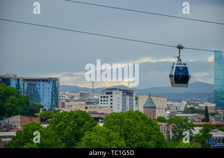 Tiflis, Georgien - Mai 2018: Seilbahn mit Seilbahn über den berühmtesten Park und der Peace Bridge Stockfoto