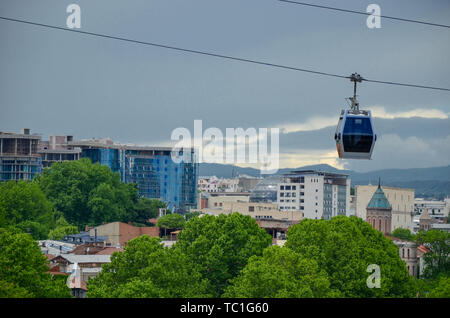 Tiflis, Georgien - Mai 2018: Seilbahn mit Seilbahn über den berühmtesten Park und der Peace Bridge Stockfoto