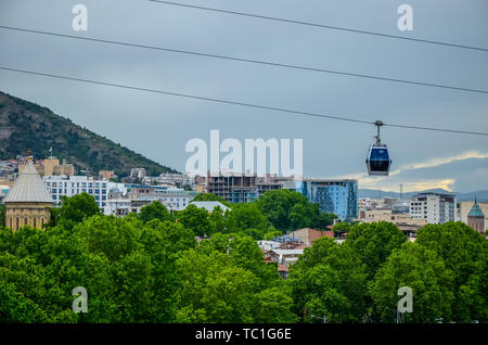 Tiflis, Georgien - Mai 2018: Seilbahn mit Seilbahn über den berühmtesten Park und der Peace Bridge Stockfoto