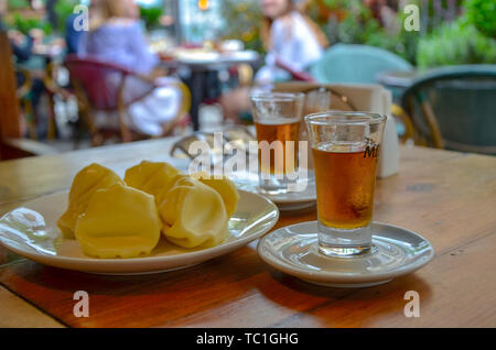 Traditionelle georgische Trester Brandy bezeichnet Chacha, auch als Traube Wodka oder Georgischen Grappa und traditionelles Essen Khinkali serviert im Cafe bekannt Stockfoto