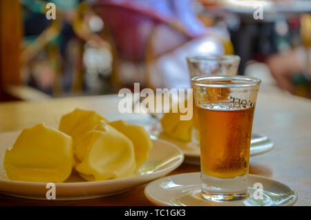 Traditionelle georgische Trester Brandy bezeichnet Chacha, auch als Traube Wodka oder Georgischen Grappa und traditionelles Essen Khinkali serviert im Cafe bekannt Stockfoto