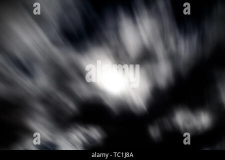 Moonshine mit Wolken dunkle Textur Stockfoto