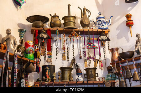 Alte Souvenirs und historische Artefakte auf einem Basar in der Stadt Buchara. Stockfoto