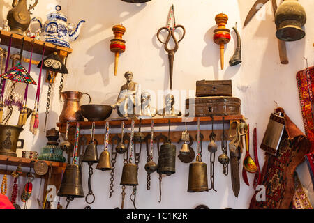 Alte Souvenirs und historische Artefakte auf einem Basar in der Stadt Buchara. Stockfoto