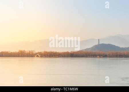Landschaft der Yufeng Turm von Kunming See im Sommer Palast Stockfoto