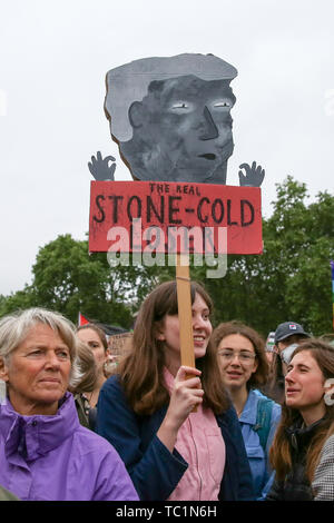 Eine Demonstrantin hält ein Plakat während der anti-Trumpf-Kundgebung am Parliament Square als US-Präsident Donald Trump und First Lady Melania Trump Treffen der britische Premierminister Theresa May und ihr Ehemann, Philip kann in Downing Street Nr.10 am zweiten Tag der Staatsbesuch in Großbritannien. Stockfoto