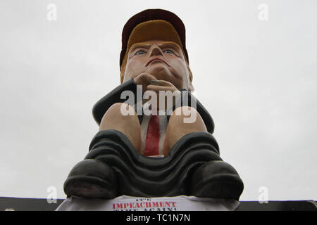 Eine riesige Donald Trump statue Twittern auf einer Toilette während der anti-Trumpf-Rallye am zweiten Tag der Besuch des amerikanischen Präsidenten in Großbritannien gesehen. Stockfoto