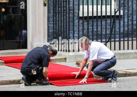 Handwerker legen Sie einen roten Teppich für den US-Präsidenten Donald Trump und First Lady Melania Trump Besuch in Downing Street am zweiten Tag Ihrer dreitägigen Staatsbesuch in Großbritannien. Stockfoto