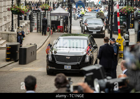 Us-Präsident Donald Trump kommt in seiner Wagenkolonne in Downing Street 10 für ein Treffen am zweiten Tag des US-Präsidenten und der First Lady des dreitägigen Staatsbesuch. Stockfoto