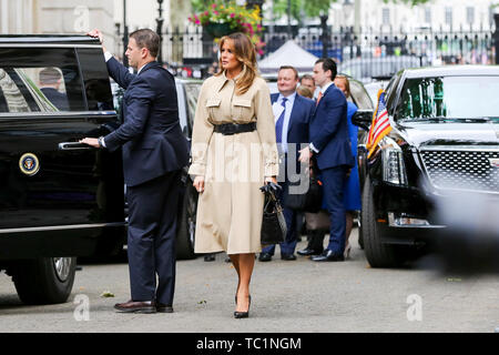 First Lady Melania Trump kommt an der Downing Street während des zweiten Tages der Staatsbesuch in Großbritannien. Stockfoto