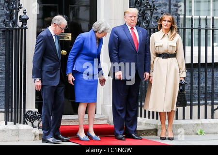 US-Präsident Donald Trump, erste Dame Melania Trump, der britische Premierminister Theresa May und ihr Ehemann, Philip kann auf die Schritte der Downing Street Nr.10 während des zweiten Tages der Staatsbesuch in Großbritannien. Stockfoto