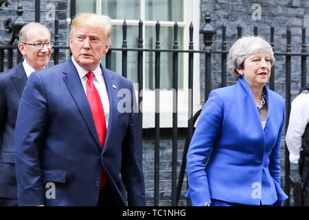 US-Präsident Donald Trump, der britische Premierminister Theresa May und ihr Ehemann, Philip Mai Ausfahrt von 10 Downing Street für das Ministerium für auswärtige Angelegenheiten und Commonwealth-Fragen während des zweiten Tages der Präsident des Trump Staatsbesuch in Großbritannien. Stockfoto