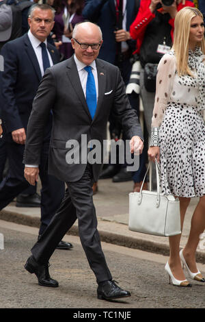 Woody Johnson, US-amerikanischer Botschafter und Ivanka Trump kommen in Downing Street 10 für ein Treffen während des zweiten Tages der US-Präsidenten und der First Lady des dreitägigen Staatsbesuch. Stockfoto