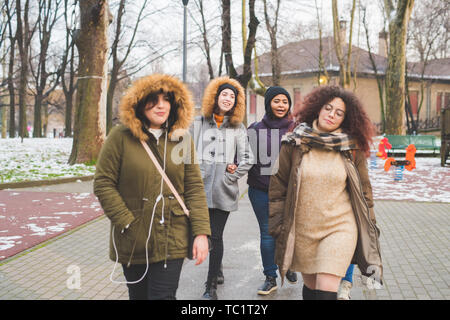 Gruppe Junger multirassischen Frauen walking im Park - Freundschaft, Urlaub, fröhliche Stockfoto