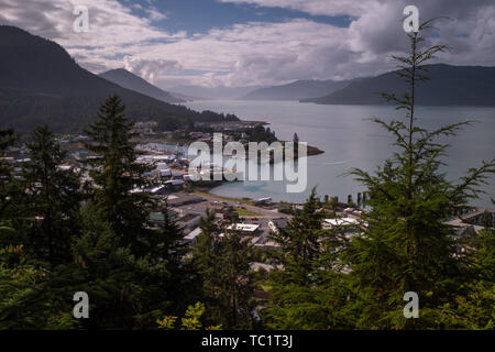 Ein Blick auf die Spitze des Mt Dewey des entfernten Gemeinde Wrangell in Alaska, Langzeitbelichtung, das Meer, den blauen Himmel zu glatt Stockfoto