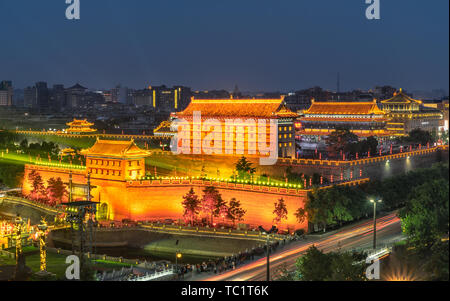 Nacht Yongning Tor, alte Stadtmauer von Xi'an Stockfoto