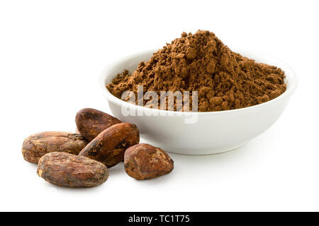 Kakaopulver in eine weiße Keramik Schüssel Neben geröstete Kakaobohnen ungeschält isoliert auf Weiss. Stockfoto