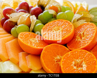 Mischung aus arrangiert frisch Tropen- und Zitrusfrüchten. Stockfoto