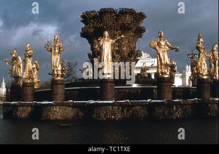 Goldene Statuen, die den Republiken der Sowjetunion schmücken die Freundschaft der Nationen Brunnen an der VDNKh Ausstellung der Errungenschaften der Volkswirtschaft Komplex, in Moskau, Russland, 1973. () Stockfoto