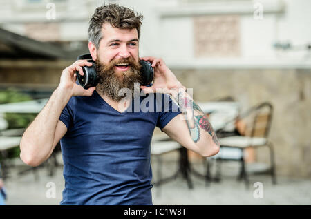 Gratis Online Musik Quellen. Musik ist das, was ich bin. gut aussehender bärtiger Mann im Kopfhörer hören Song. Auf der Suche nach Musik. Stil und Musik. Genießen Sie den Rhythmus seines Lebens. Stockfoto
