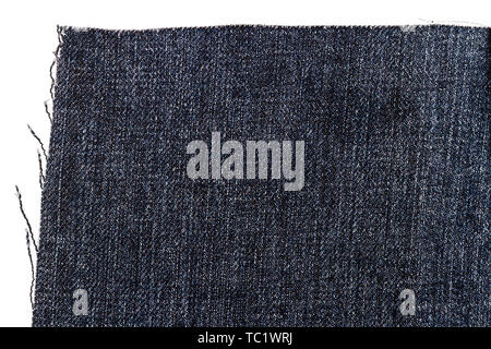 Stück dunkle Jeans Stoff auf weißem Hintergrund. Grobe unebenen Kanten. Stockfoto